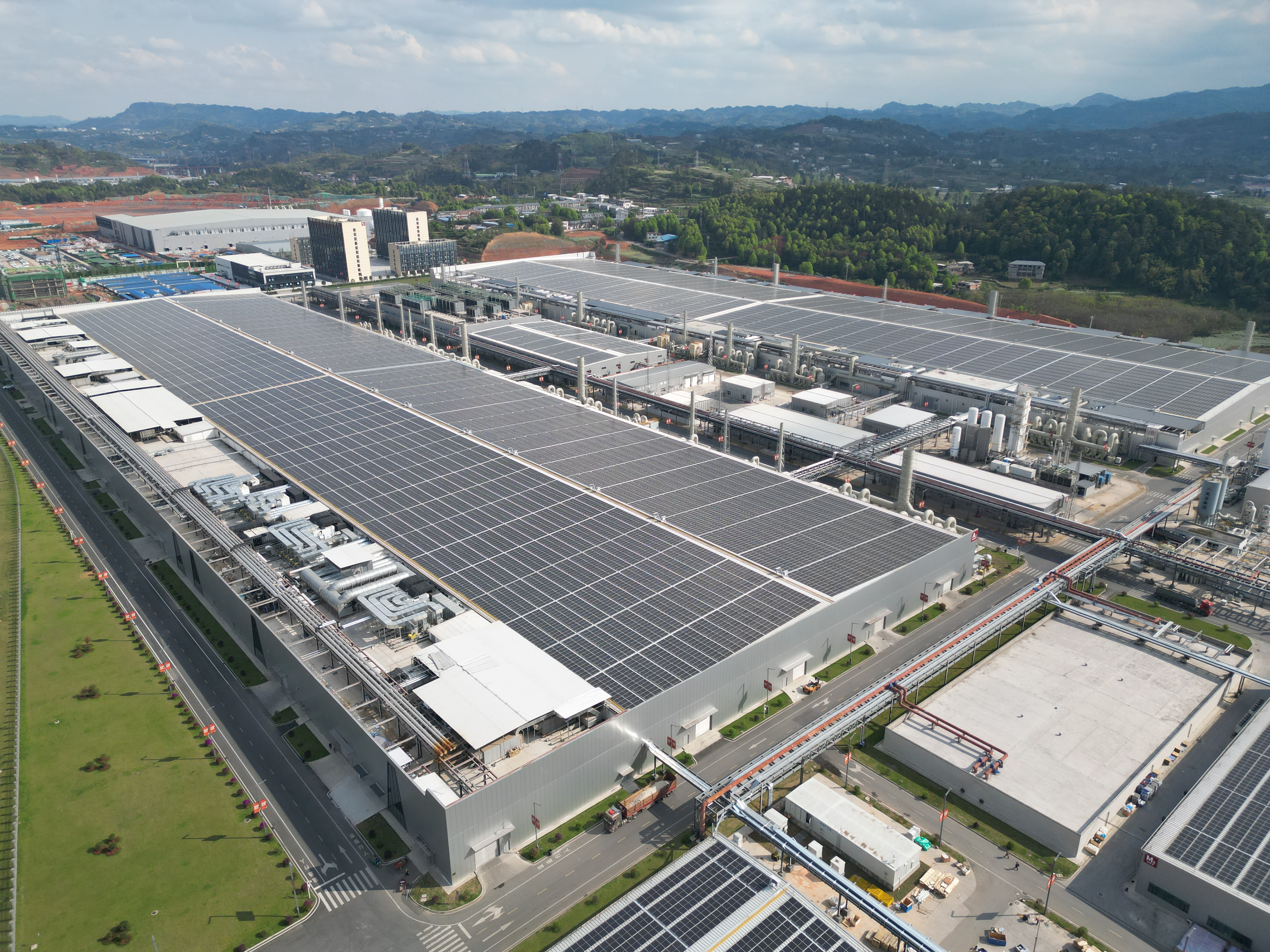 聚焦|宜宾市规模最大的英发德耀光伏发电项目正式并网发电